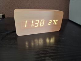 Digitaluhr und Wecker im modernen Design
