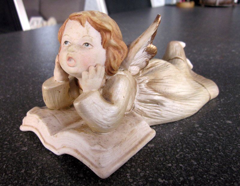 Statuette: Keramik Engel liegend mit Buch – Usato da Bischofszell venduto da Pfau0