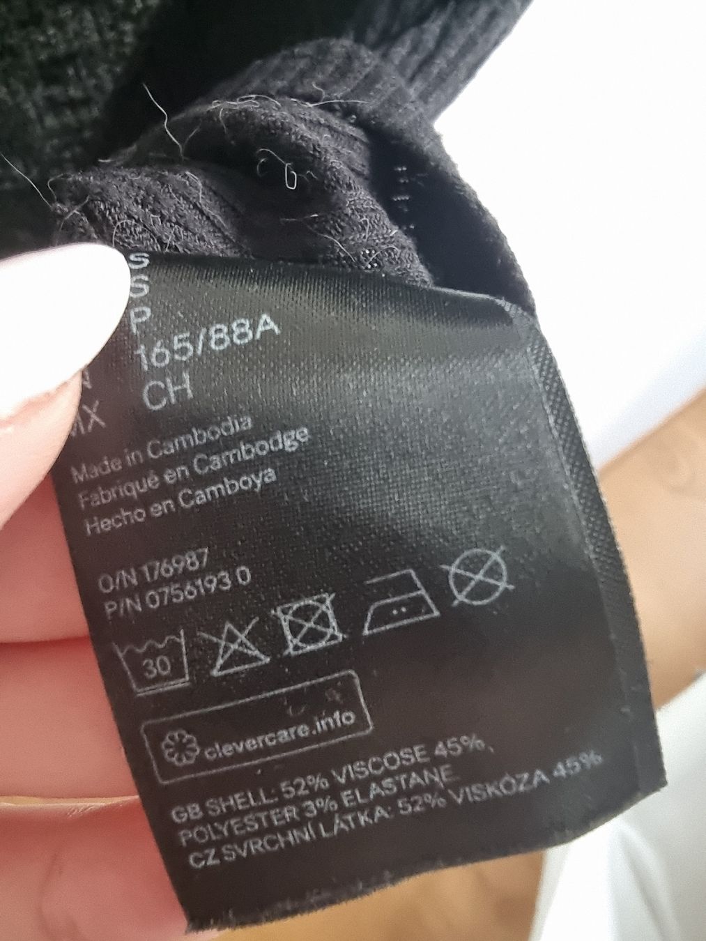 H&M Top: Schwarzes H&M Top mit Knoten – Usato da Altstätten SG venduto da melii._.98 1