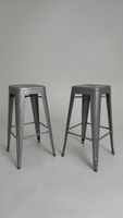 2 Metall-Barhocker im Tolix Style – Industrial Design