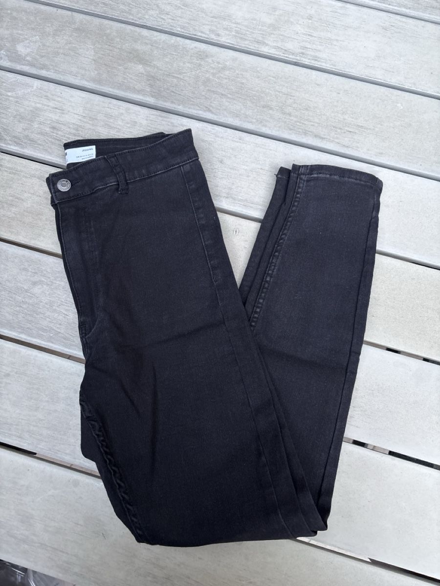 Bershka Jeans: Pantalon noir skinny Mango – Usato da Dugny (Leytron) venduto da Cel_97