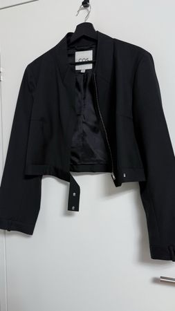 Jacket courte COS noire, taille 42, parfait pour l'automne!