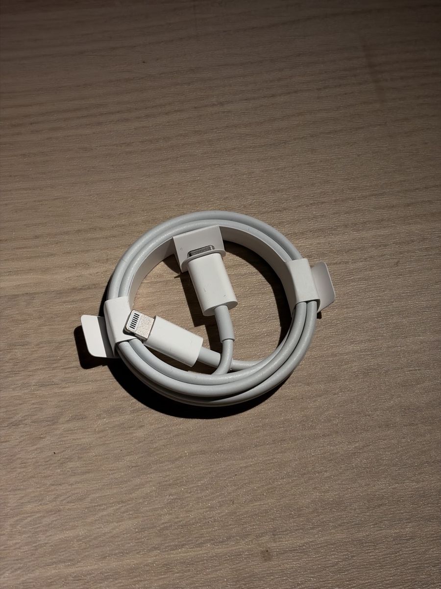 Apple Câbles: Apple Lightning Cable - Original – Neuf avec emballage d'origine à Winterthur par korrupcioner