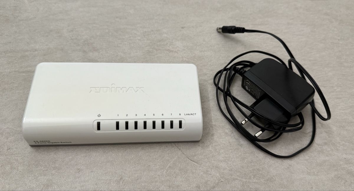 Hub & Switch: Edimax ES-5800G 8 ports Switch – Usato da Inwil venduto da TheSwissEagle
