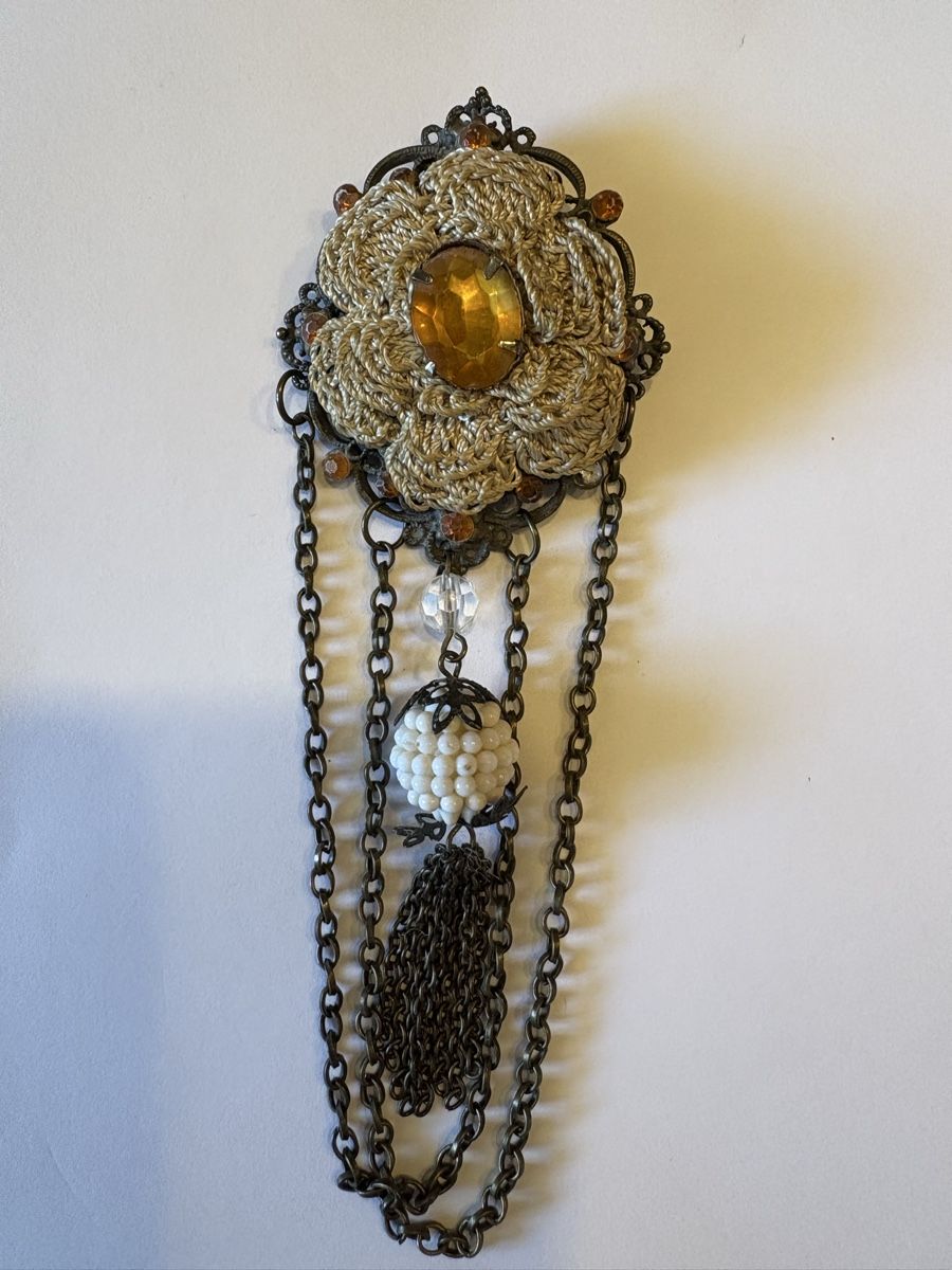 Broches & Aiguilles: Brosche im Victorian Revival styl – D'occasion à Murten par Tzaugg 1