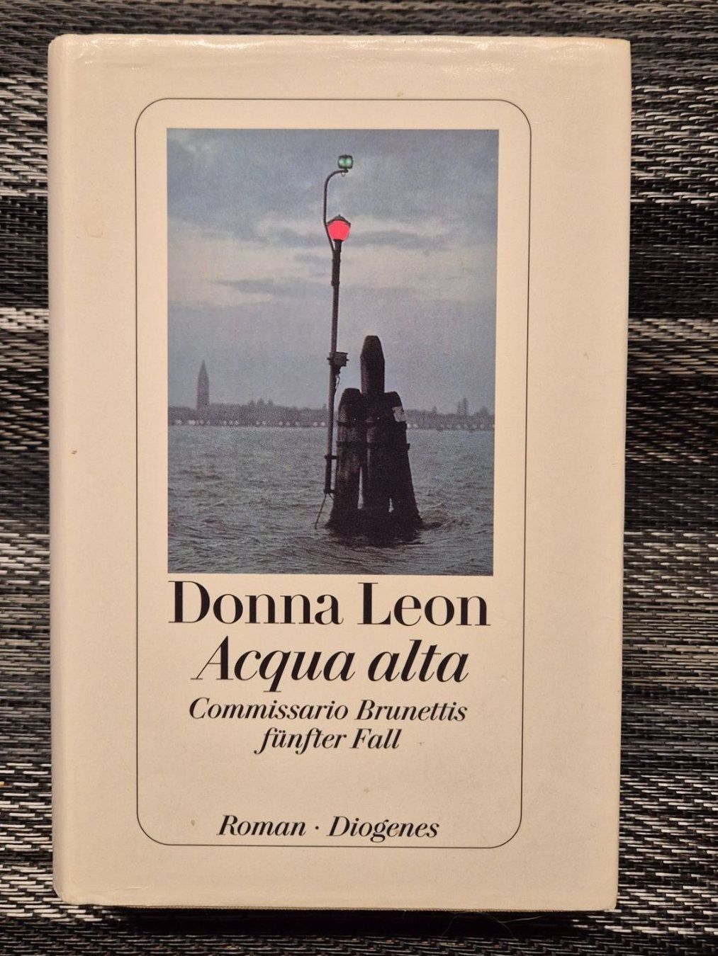 Bücher: Donna Leon: "Acqua alta" – Gebraucht aus Rüttenen von Mushorn