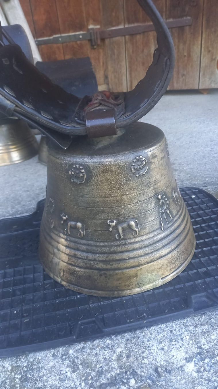 Glocken & Treicheln: Antike Glocke – Gebraucht aus Achseten von sma_659k 1