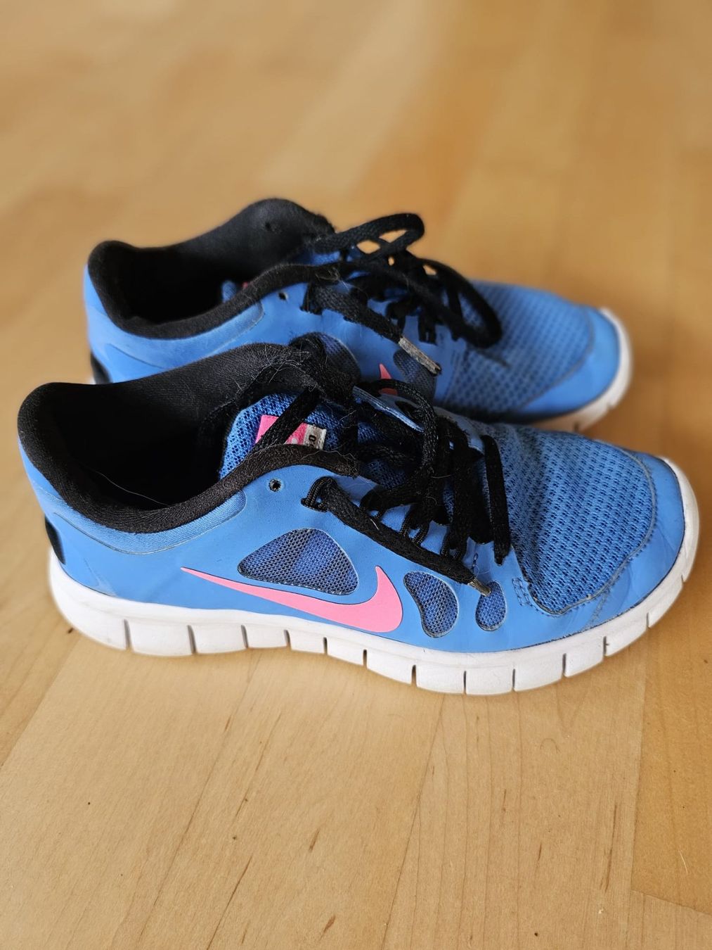 Nike Schuhe für Mädchen: Nike Turnschuh Grösse 35.5 – Gebraucht aus Lungern von Bohnenkraut69