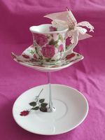 Mini-Etagere aus Vintage-Sammeltassen „Shabby Chic“