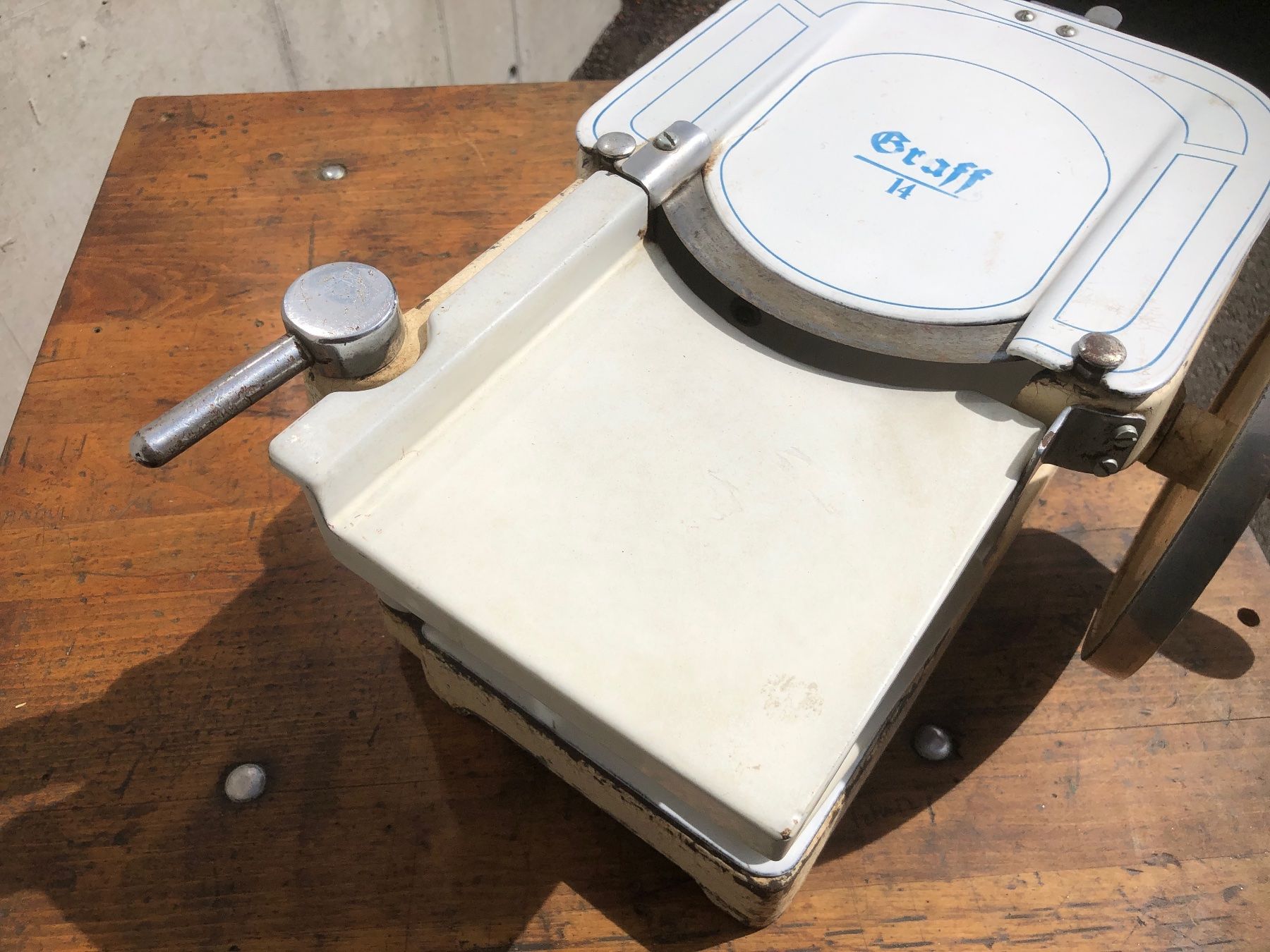 Elettrodomestici da cucina: Antike Aufschnittmaschine, Graff 14, Eisen & Emaille – Usato da Laufenburg venduto da industrial-silence 8
