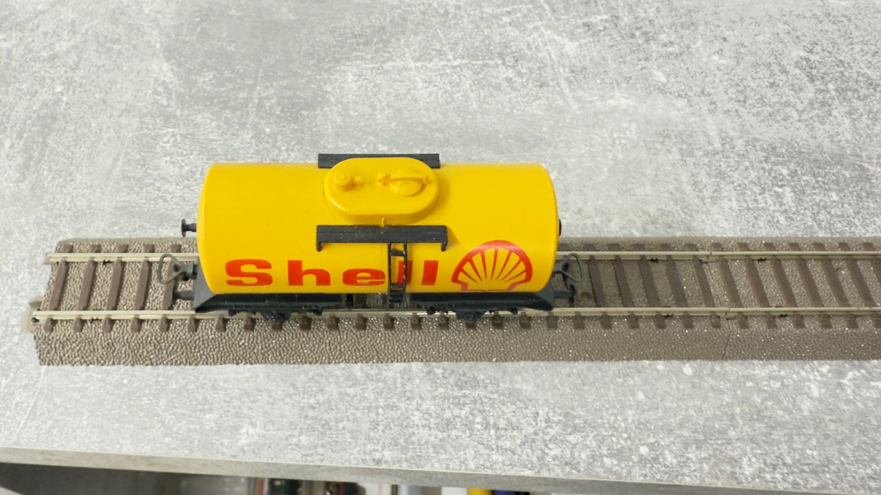 Kleinbahn Modellini di ferrovie: Kleinbahn Shell Tankanhänger H0 / DC mit EVP – Usato da Schlieren venduto da rat_lq6b 4