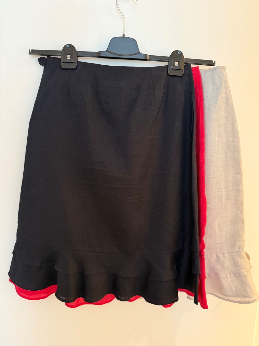 H&M Lotti di vestiti: Rock Damen 3x H&M hellgrau/rot/dunkelblau einwandfrei – Usato da Buhwil venduto da Lin66 3
