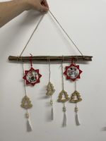 Weihnachtliche Wanddeko aus Holz und Naturmaterialien