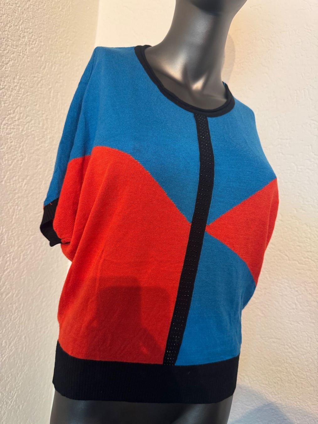 Maglioni & Felpe: Geometrischer Colorblock Pullover in Rot, Blau und Schwarz S – Usato da Frenkendorf venduto da Style365 1