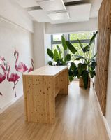 Massgefertigter Stehtisch aus Holz – Unikat