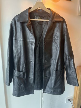 Veste en cuir noir vintage sur mesure, idéal pour l'automne!