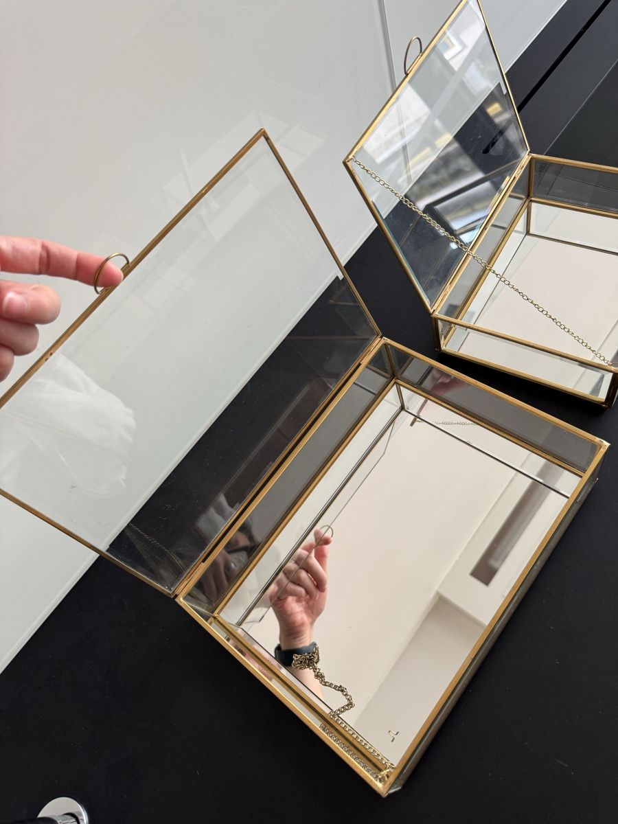 Portagioie: Two Glass Display Boxes with Brass Frame and Mirror Base – Usato da Zug venduto da dadadel 4