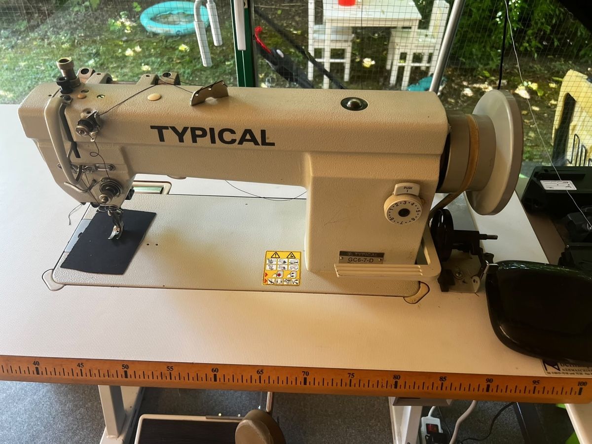Machines à coudre: Nähmaschine Industrie Typikal 6-7d  – D'occasion à Hinteregg par nic_l5zl 2