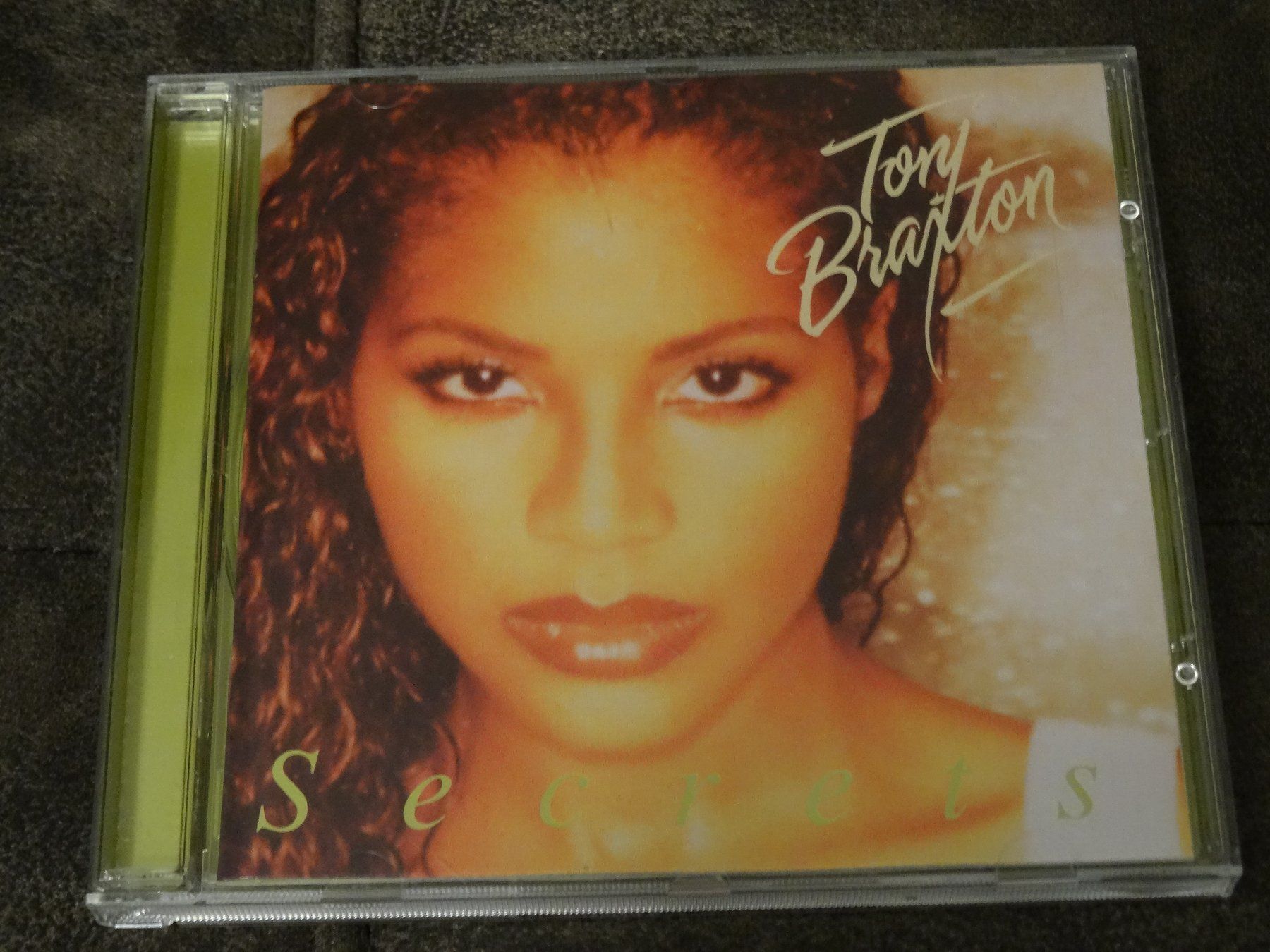 CDs: Toni Braxton - Secrets CD – Gebraucht aus Olten von Disc-Ausverkauf