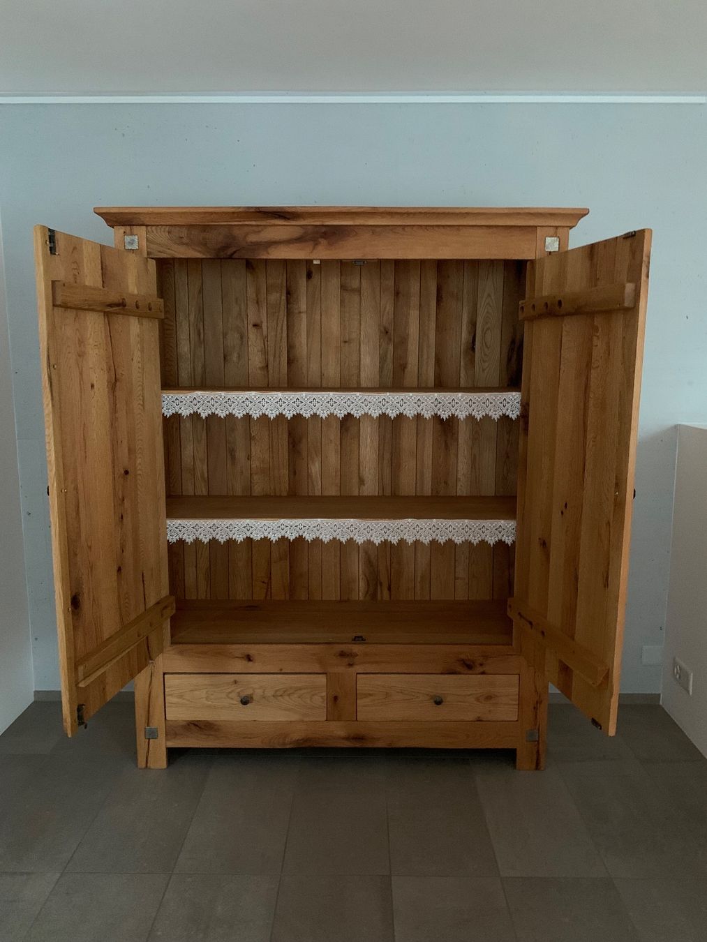 Armadi: Kleider- / Geschirrschrank, Vollholz – Nuovo (secondo la descrizione) da Zizers venduto da Pinguin6062 1