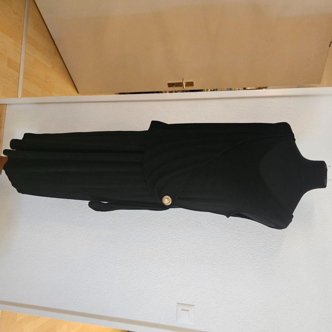 Kleider: Kleid schwarz Grösse 46mit Schmuckkn opf – Neu (gemäss Beschreibung) aus wolfhalden von 46464646