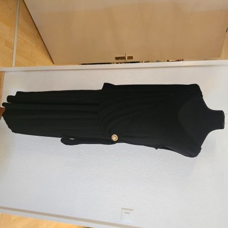 Kleid schwarz Grösse 46mit Schmuckkn opf