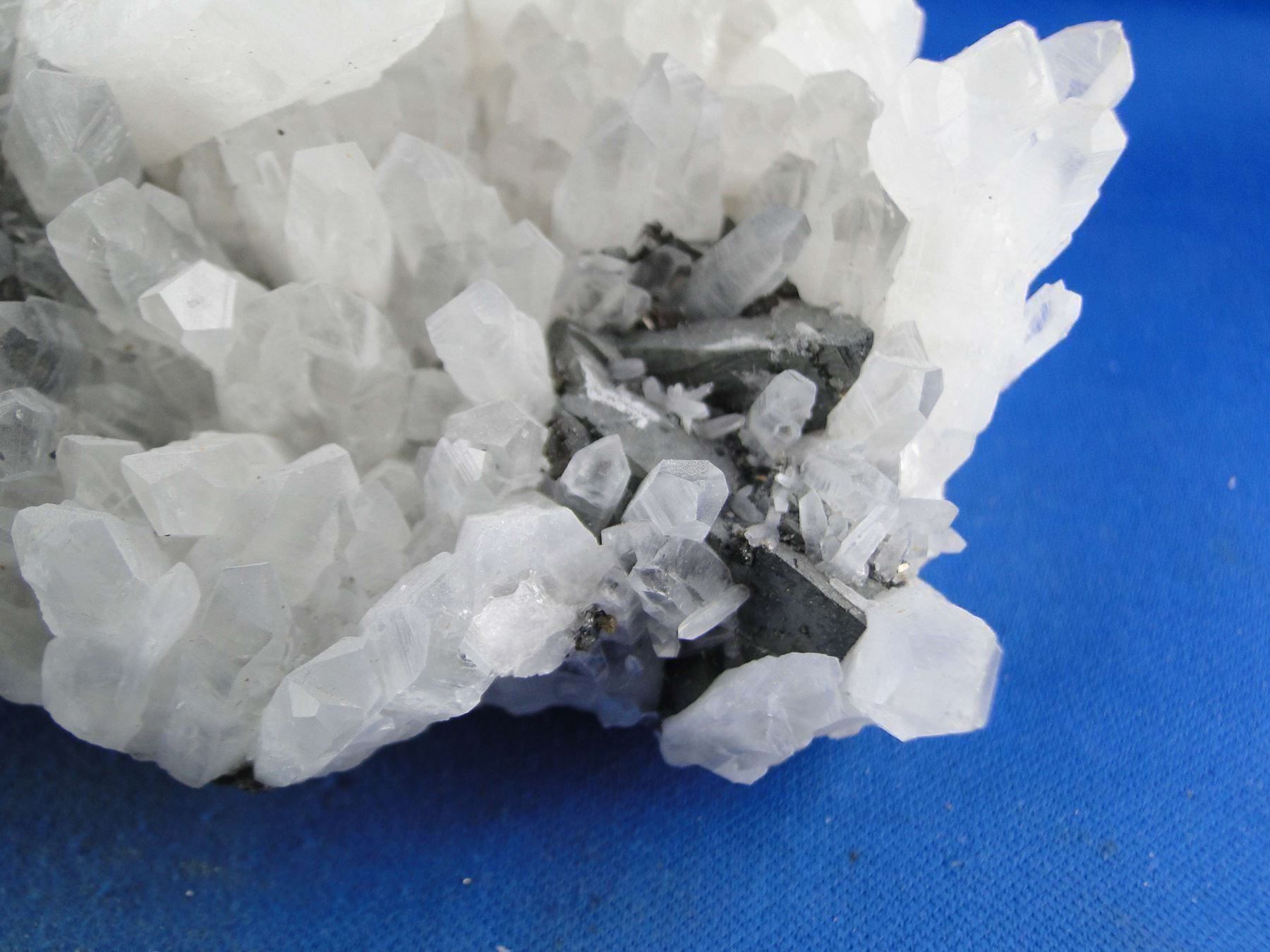 Mineralien & Heilsteine: Bergkristall mit Tetrahedrit – Gebraucht aus Schinznach Bad von Demerald 3