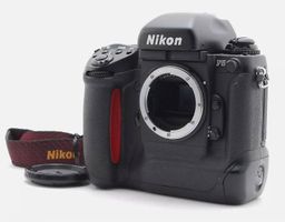 vendo Nikon F5 con 4 obiettivi