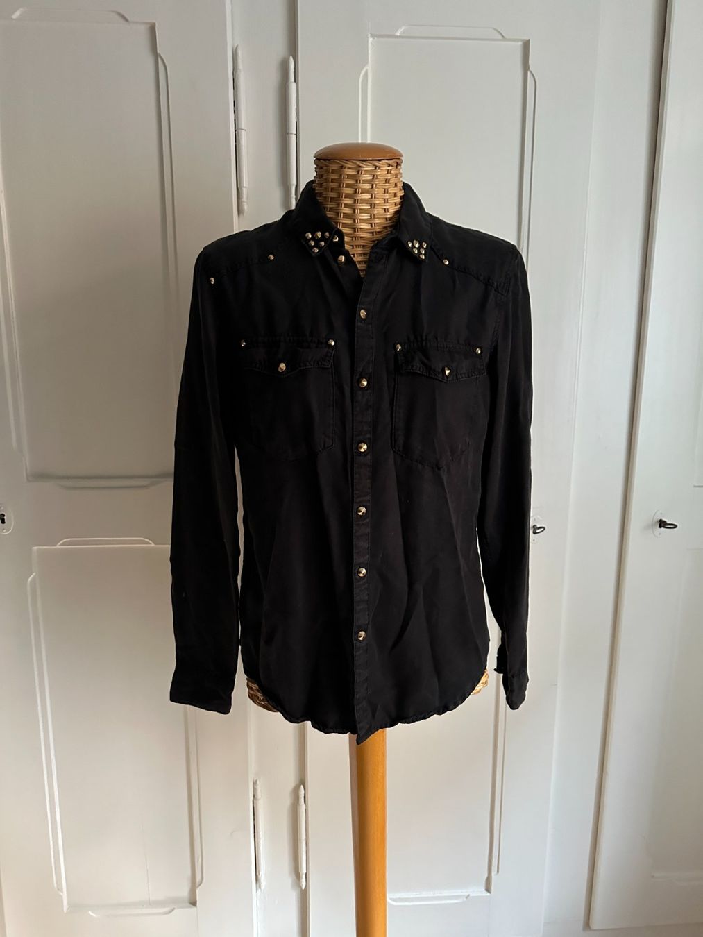 H&M Blusen: Bluse schwarz mit Nieten 34 – Gebraucht aus Zürich von Diazaio