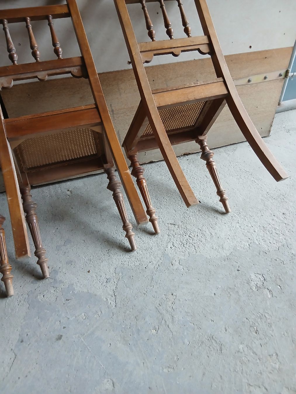 Sedie: 4 CHAISES L.PHILIPPE EN NOYER PARFAITE ÉTAT STABLE – Usato da Neuchatel venduto da NNeuchatel 4