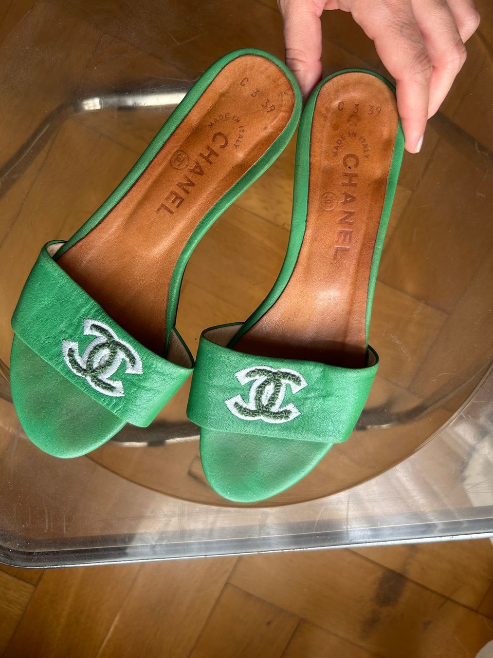 Chanel Scarpe da donna: green vintage chanel slides – Usato da basel venduto da wastedworld 5