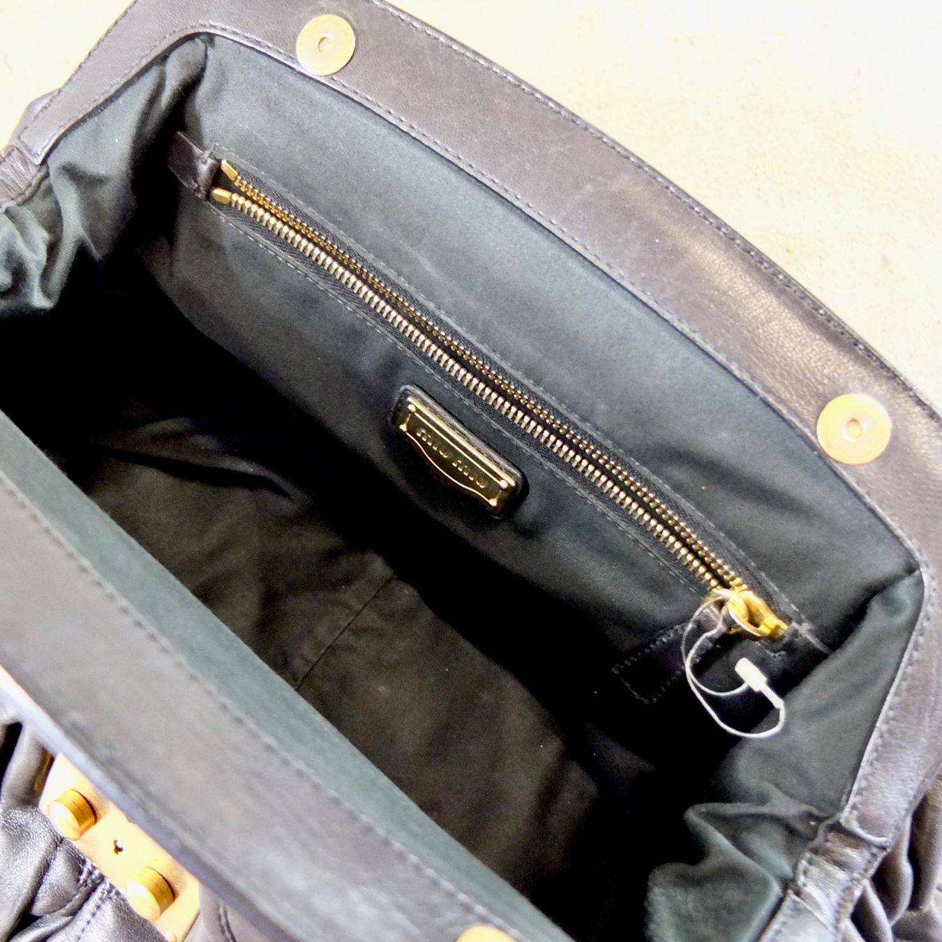 Miu Miu Borse: Miu Miu Handtasche aus gerafftem Nappaleder – Usato da Basel venduto da Brocki-auf-dem-Wolf 9