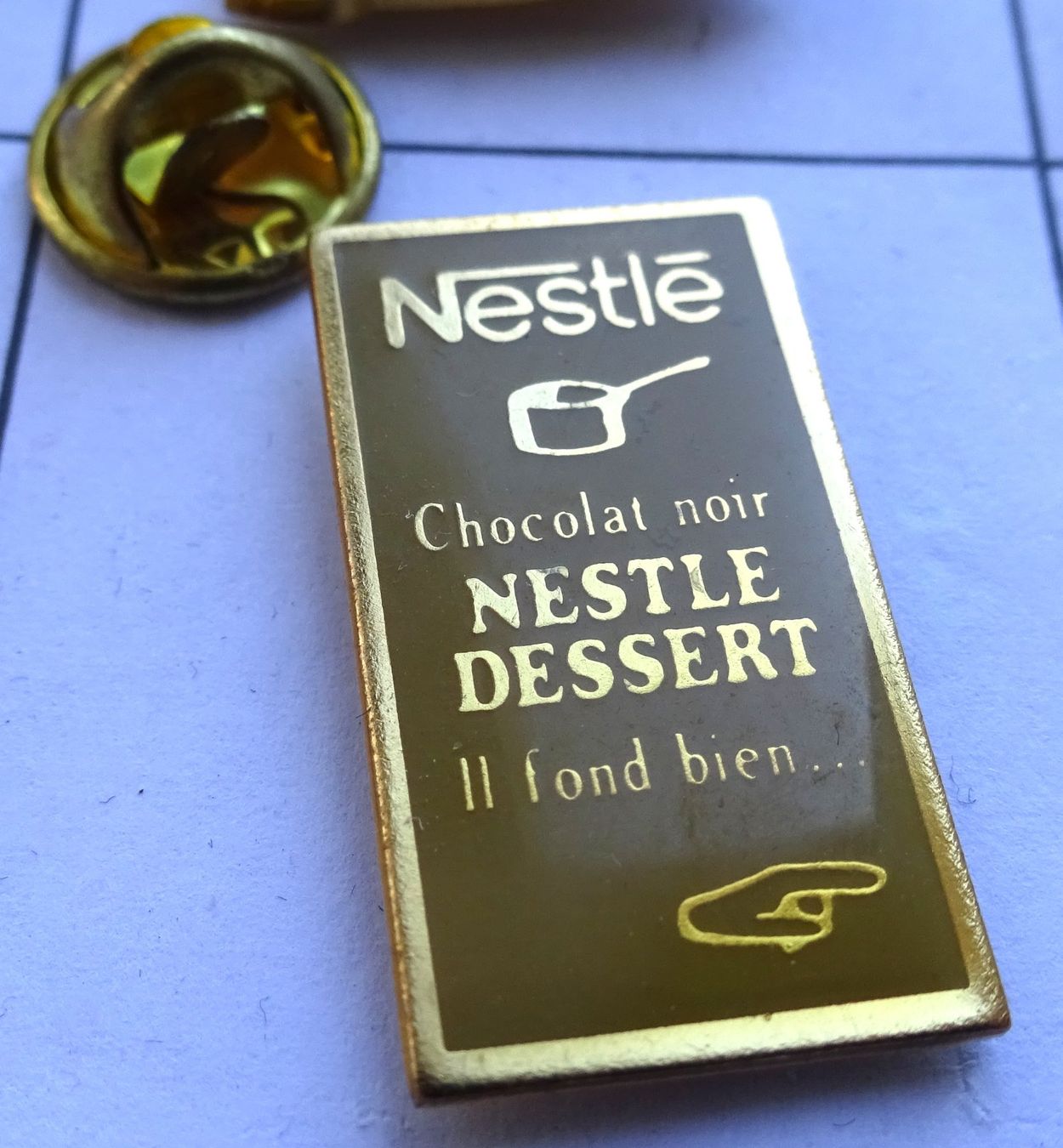 Plaketten & Abzeichen: Pin NESTLE Dessert Chocolat noir – Gebraucht aus Utzenstorf von BUtter81