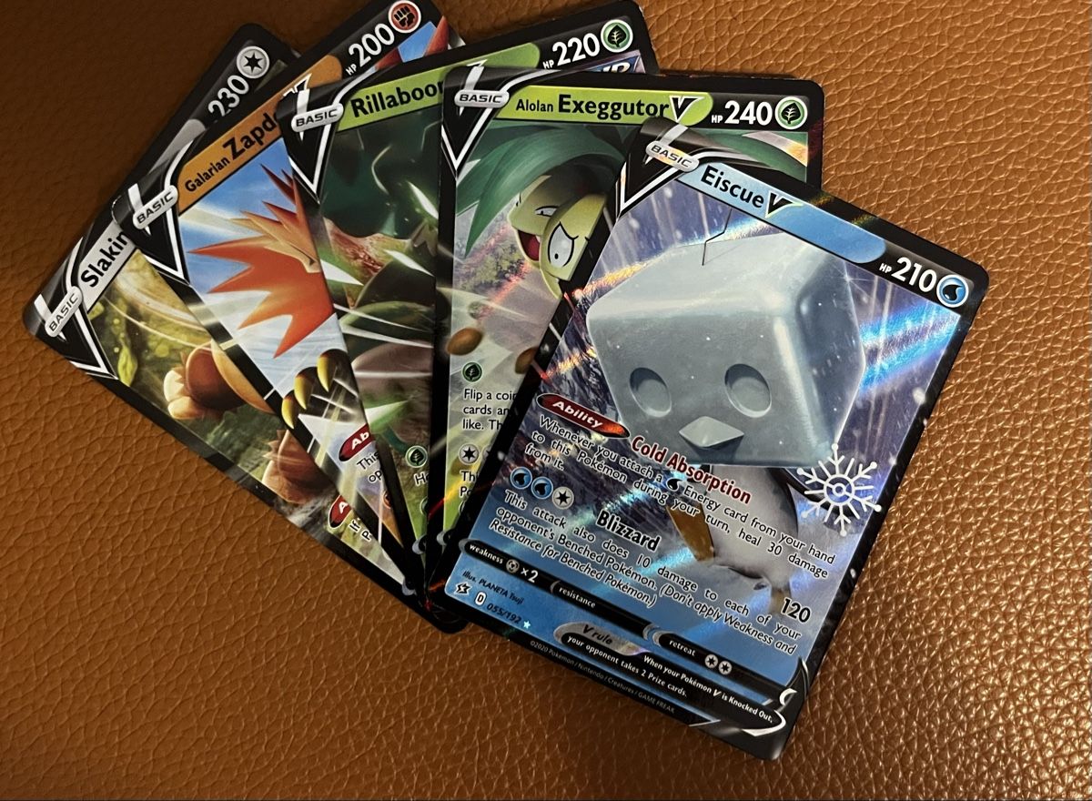Pokémon Sammelbilder & Trading cards: 20 random V Pokemon Cards with Deck Box and 20 random Sleeve – Gebraucht aus Lugano von Pokemon_LVGA 2
