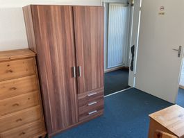 Holzbrauner Schrank
