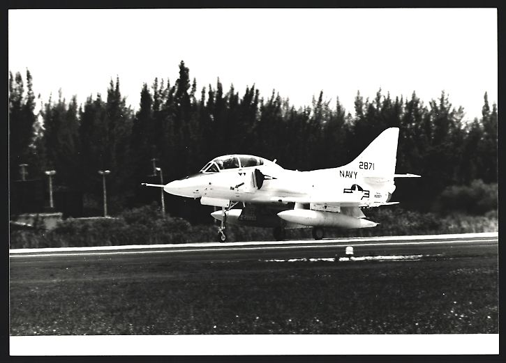Fotografie &  Plakate: Fotografie Flugzeug Douglas A-4 Skyhawk  – Gebraucht aus Berlin von bartko-reher