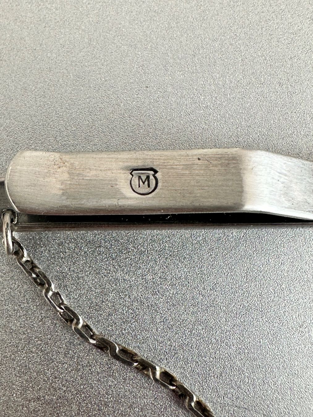 Broschen & Nadeln: Mikimoto 925er Silber  Krawattenklammer mit Perle – Gebraucht aus Onex von Antiqueshow 2