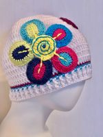 Kappe weiss mit bunten Blumen, Handarbeit, Einzelstück