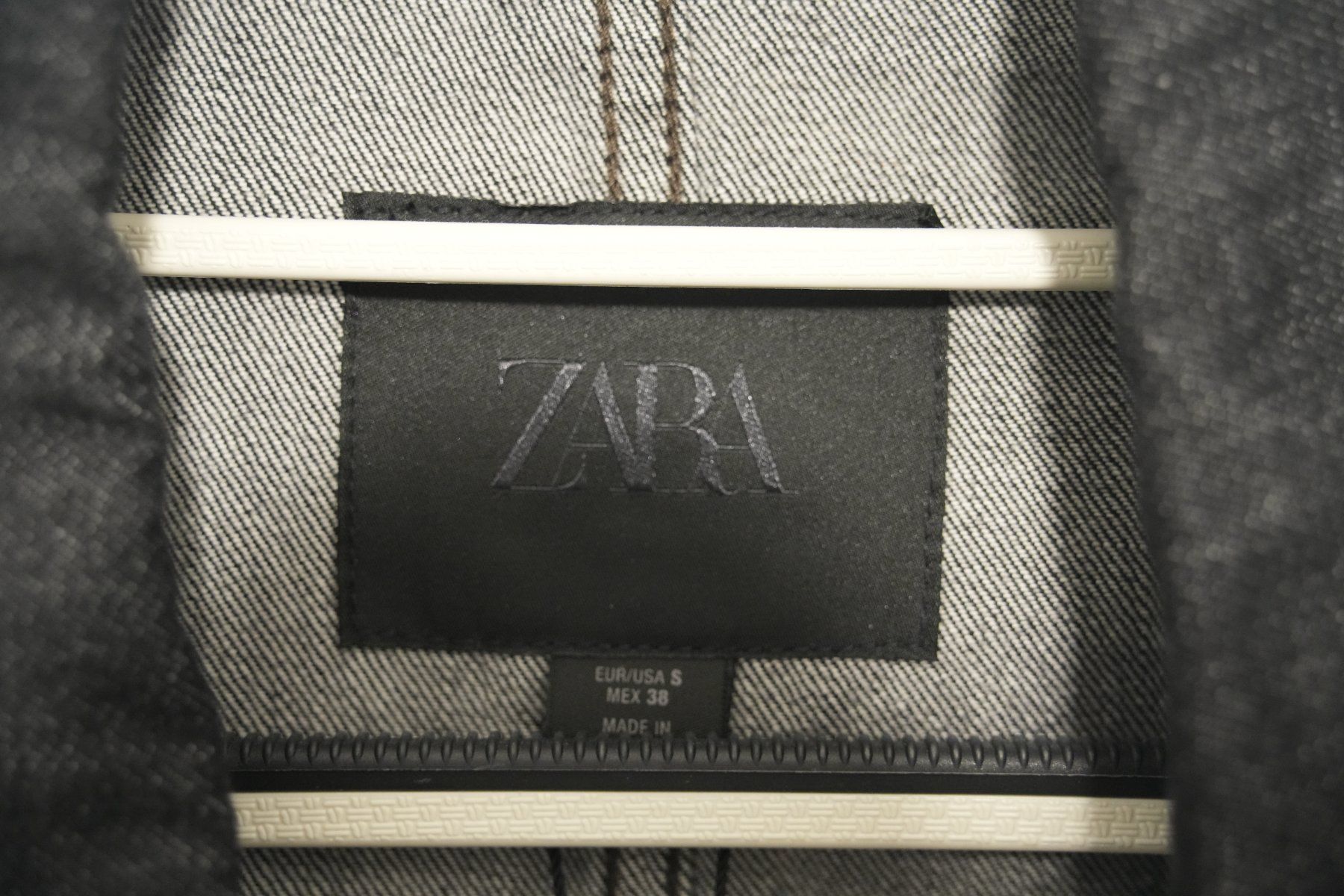 Zara Giacche: Zara Selvage Denim Jacket – Nuovo e nell'imballaggio originale da Neuchâtel venduto da yan_lq56 2
