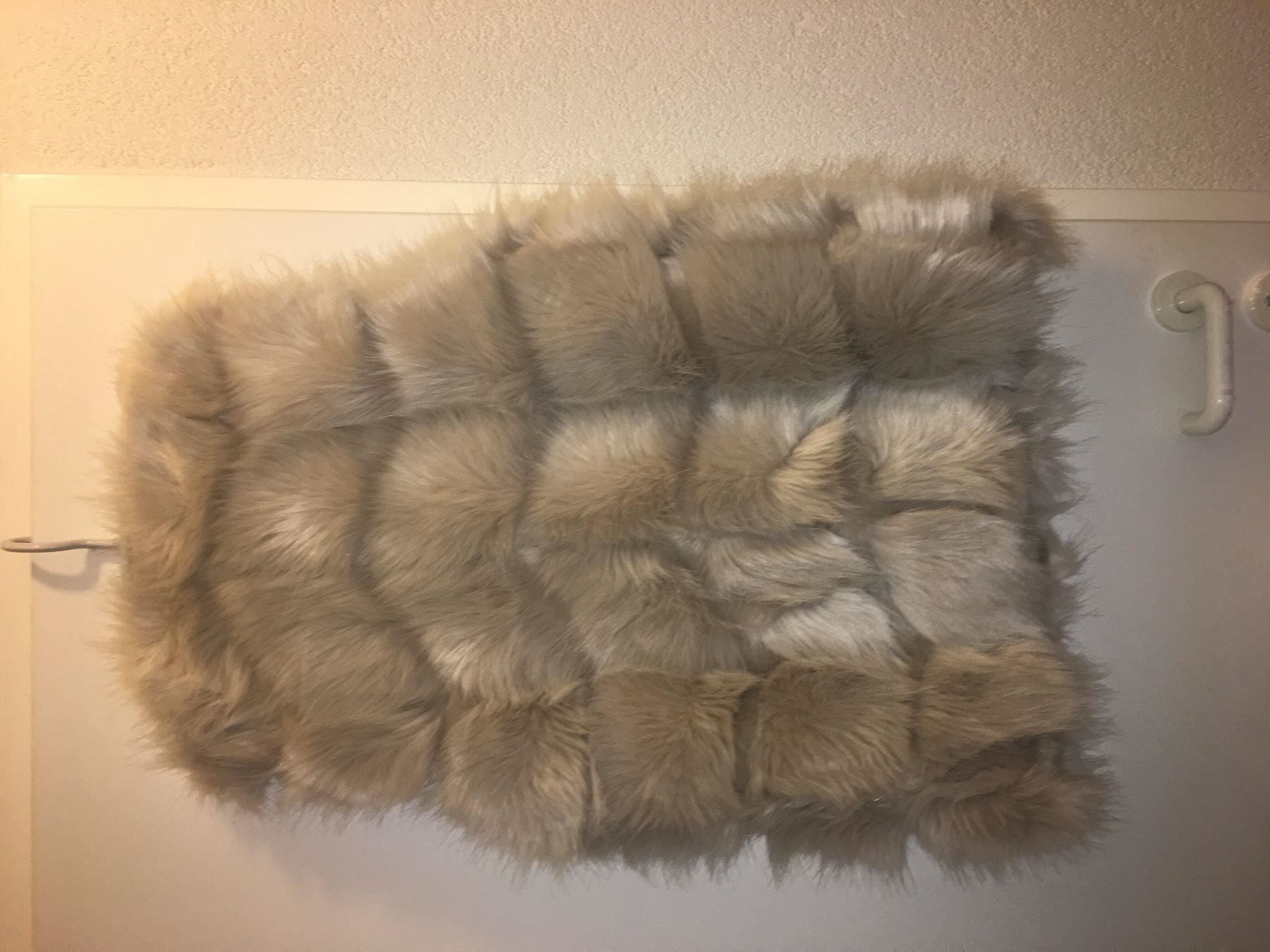Gilet & Giacche senza maniche: Gilet fourrure beige – Nuovo e nell'imballaggio originale da Petit-Lancy venduto da mina222 1