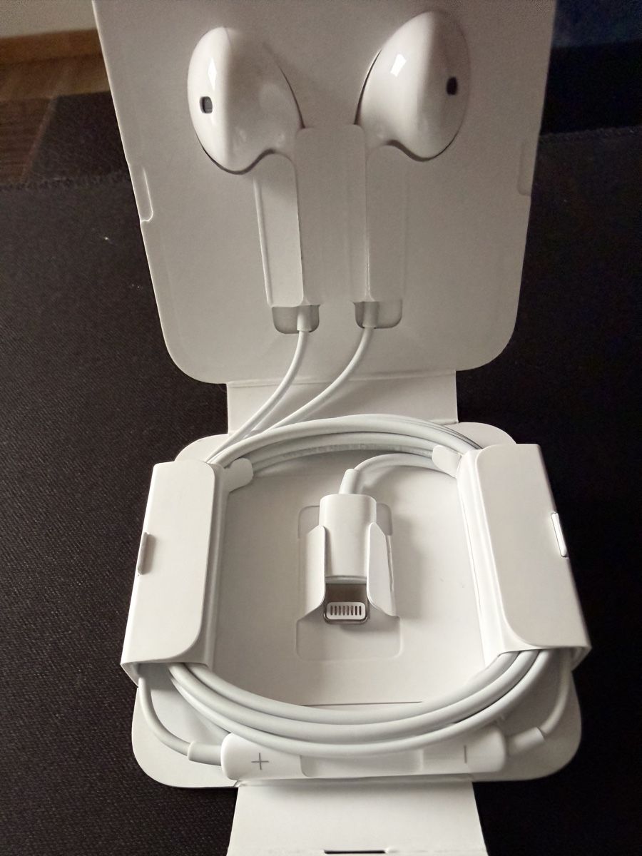 Apple Cuffie: Écouteurs Apple Lightning originaux – Neufs – Nuovo e nell'imballaggio originale da Chézard-St-Martin venduto da chr_vz22 2