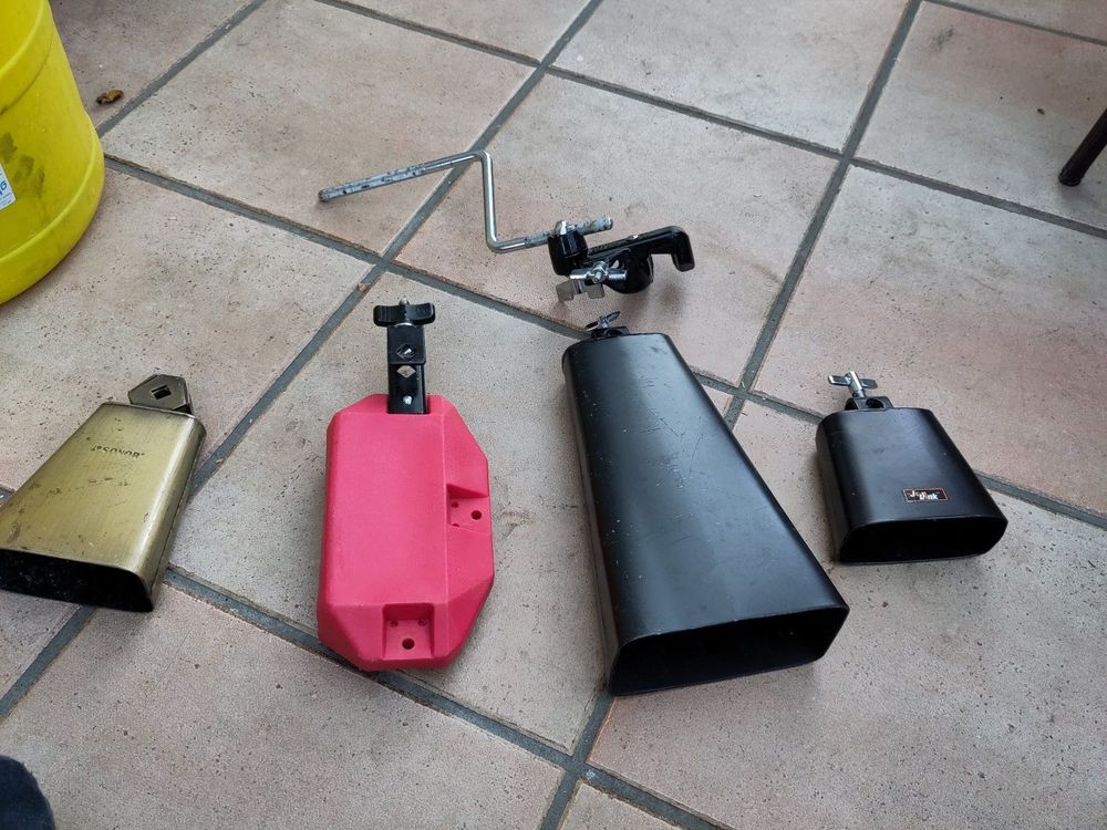 4 Cow Bells mit einem Halter Kaufen auf Ricardo