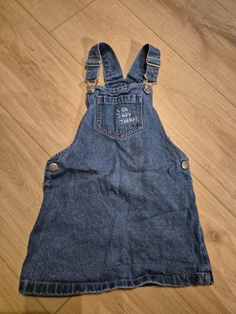 Jeans-Latzkleid Gr. 104, neuwertig, ideal für den Sommer!
