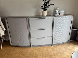Grauer Schrank zu verschenken