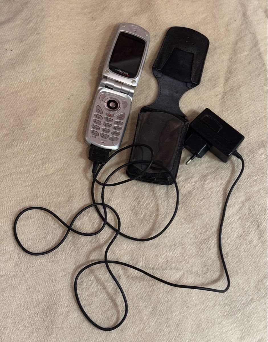 Swisscom Telefoni cellulari / Smartphones: Swisscom Sharp Flip-Phone mit Lederetui & Ladekabel  – Usato da Liestal venduto da nani054 4