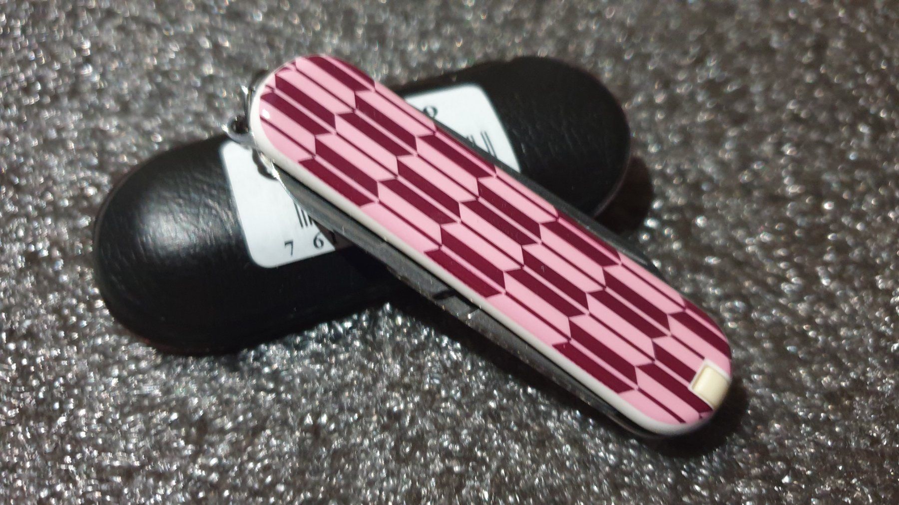 Victorinox Coltelli tascabile: Victorinox Classic Edition 2010 ARROWS Sackmesser – Nuovo (secondo la descrizione) da Val D Illiez venduto da SnowRoof 1
