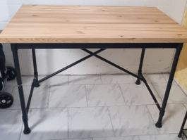 Tisch Holzplatte mit schwarzem Metallgestell gebraucht