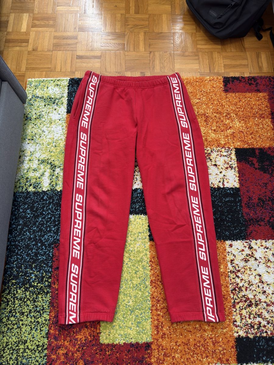 Supreme Pantaloni: Supreme sweatpant red – Nuovo (secondo la descrizione) da Yverdon-Les-Bains venduto da fir_7srk
