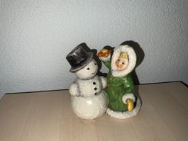 Winterdeko: Hummel Figur, Junge macht Schneemann Karotte ...