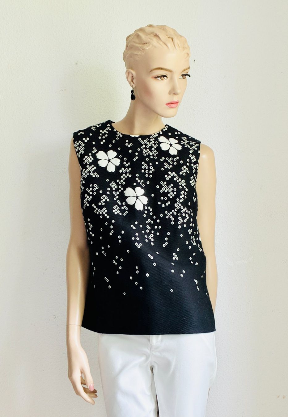 Dsquared2 Top: Schwarzes Top von DSQUARED2 mit weissen Blüten – Usato da Kloten venduto da Nephty